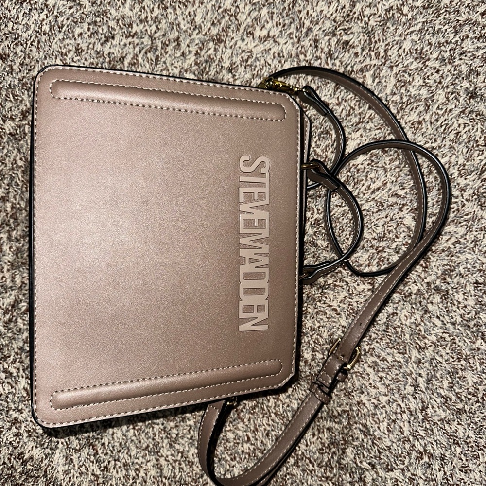 Steve Madden Brown Crossbody Bag with Structured Shape and Adjustable Strap